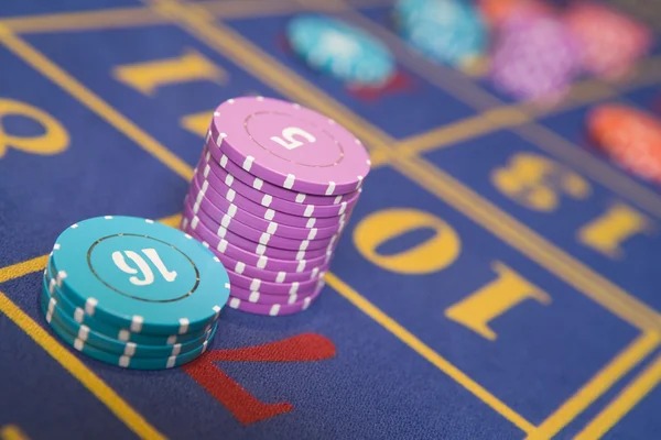 Live baccarat table on kiper4d with dealer and player cards visible